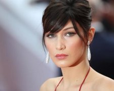 Модель посвітила грудьми у рекламі джинсів