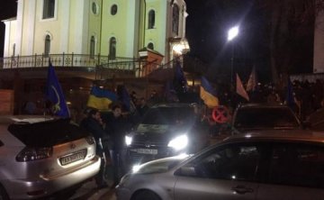 Активисты Автомайдана не выпускают Насирова из суда