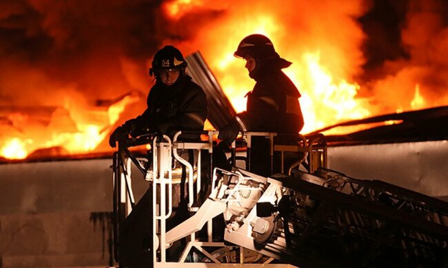 Багатоповерхівка горить, а рятувальники стоять: в Києві водії перекрили дорогу, відео