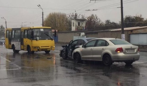 Киевская маршрутка протаранила две машины