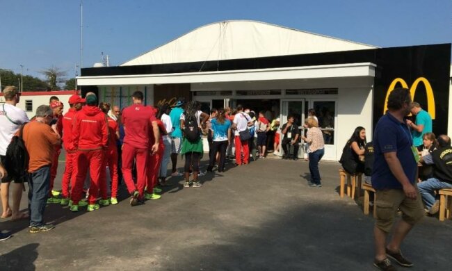 Олимпийцев выгнали из McDonald's