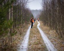 Глухой мужчина потерялся в лесу, когда помогал найти дорогу заблудившейся немой женщине