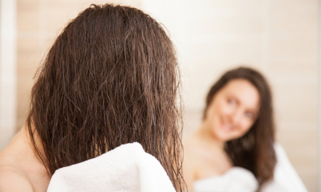 Якщо ви спите з мокрими волоссям, то негайно припиняйте