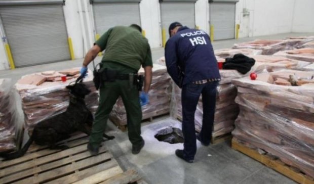 В мексиканском аэропорту полиция изъяла тонну кокаина