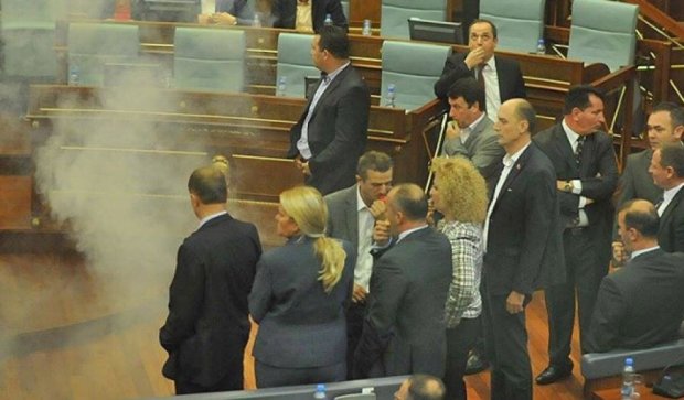Депутатов парламента в Косово «травили» газом (фото, видео)