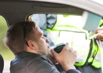 Проверка на Алкотестере. Фото: youtube