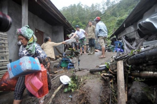 Оползень на Бали похоронил десяток людей