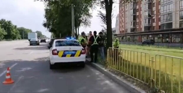 В Киеве мальчуган на самокате "нырнул" под колеса машины на бешеной скорости - сбил ребенка и подло сбежал