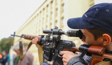 На виставці в Ужгороді можа посидіти в БТРі  (фото)