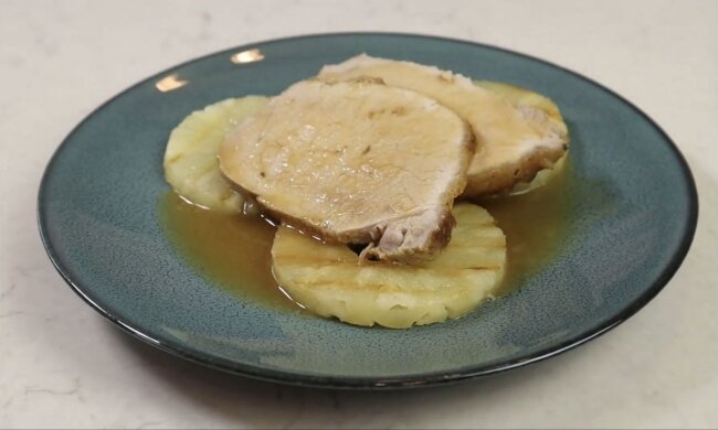 Свиняча вирізка з ананасом та чебрецем: фото скрін Ютуб