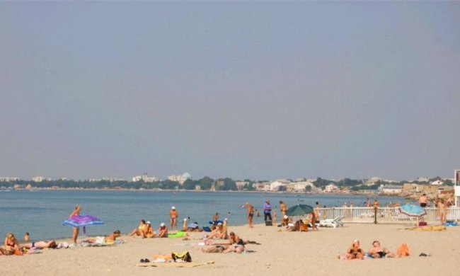 Школярів змусили прибирати пляжі Криму