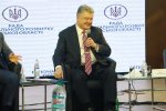 Мережу розсмішила п'ятилітрова баклажка води біля ніг Порошенко: "Сушняк?"