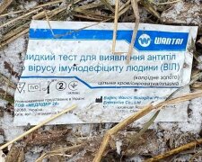 Українське село завалене ковідним сміттям - шприци, тести і маски: "Це екологічна катастрофа"