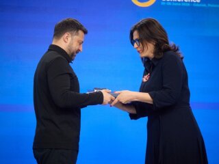 Зеленський вручає нагороду Гданську на саміті в Києві