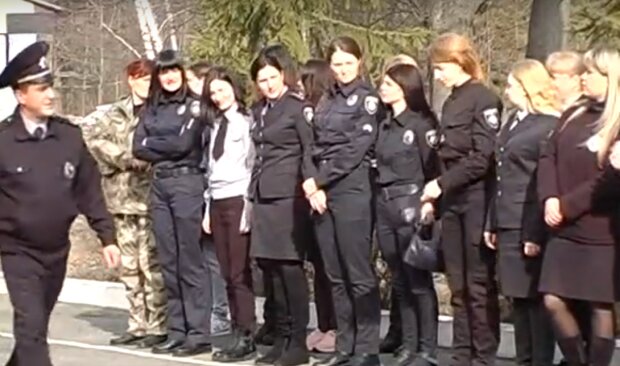 женщины-полицейские, скриншот из видео