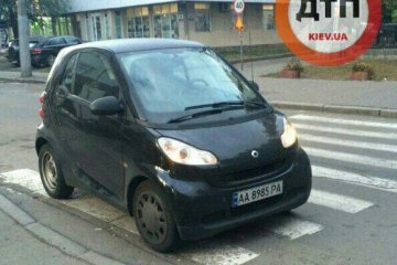 Незаметный: как "герой парковки" Smart на переходе спрятал