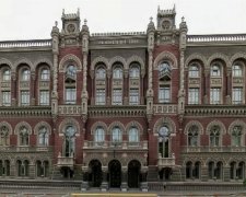 Нацбанк приймає рішення із запізненням на рік - експерт