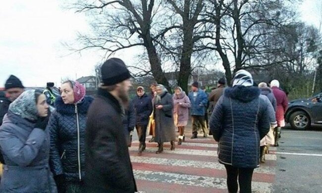 Верующие УПЦ перекрыли трассу Киев-Чоп (фото)