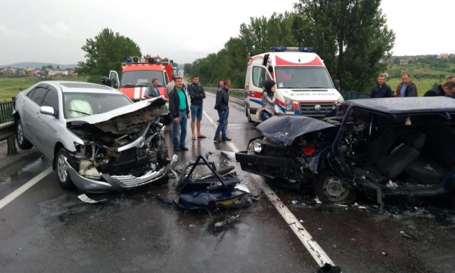 Кривава ДТП на Львівщині: мажор на BMW влетів у водія вантажівки, нещасного збирають по частинах