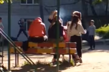 Во Львове на детской площадке засекли пьяных подростков с пивом и сигаретами - это веселее, чем школа