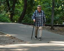 Пенсіонери з дитиною на вулиці