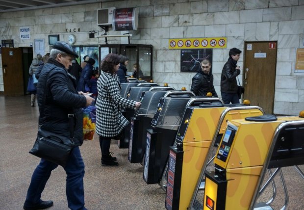 Гопники "привітали" київське метро з Днем вчителя: кадри кричущого свавілля