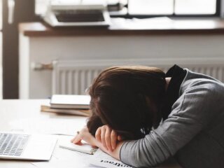 Людина, яка втомилась від роботи. Фото: shutterstock