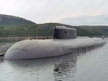 Охваченую пожаром российскую подлодку решили затопить