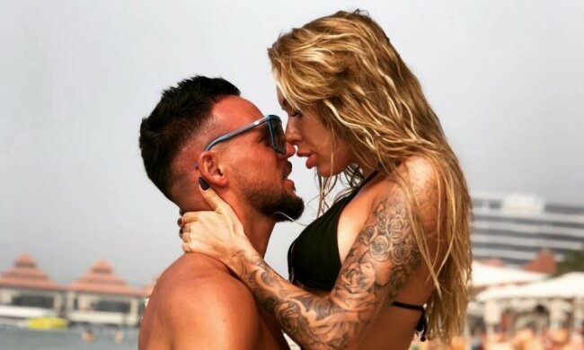 Колишня дружина екскапітана "Динамо" показала, як за допомогою резинки розминає свої інтимні місця