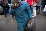Внучка годами держала бабушку в плену ради квартиры, старушка не мылась и ходила под себя