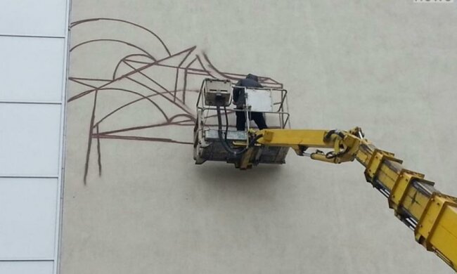 У Маріуполі почали розмальовувати Головпоштамт (фото)