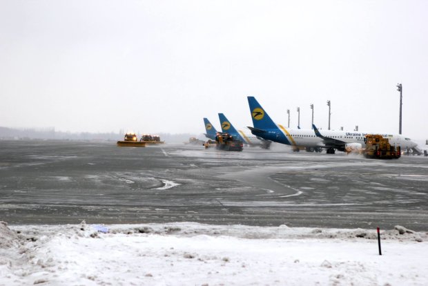 Київські аеропорти зупинилися: полетіти не вийде