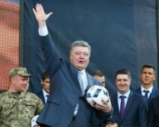 Сборная Украины будет играть с поляками под присмотром Порошенко