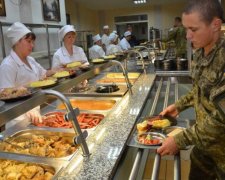 Посадили на диету: чем кормят украинских героев на передовой