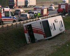 У Польщі перекинувся туристичний автобус: десятки постраждалих