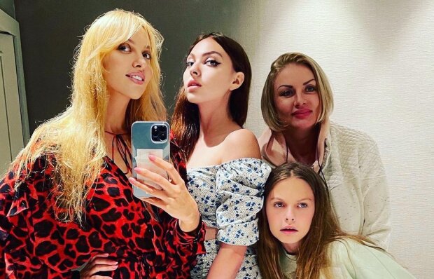 Оля Полякова с семьей, фото с Instagram