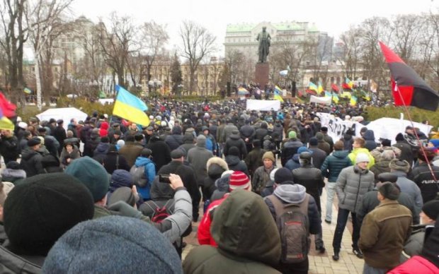 Штурмують Шевченка: в Києві на марш вийшли озброєні люди
