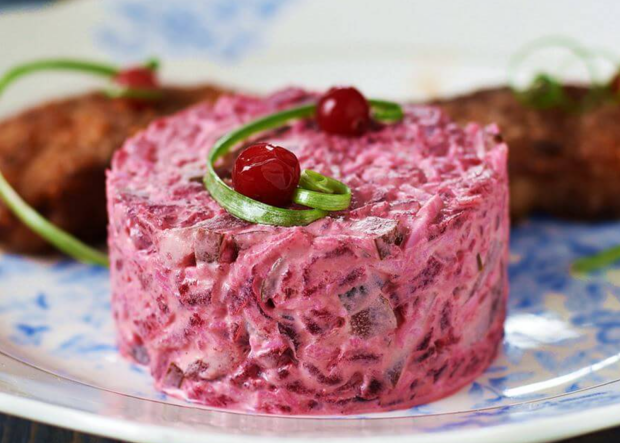 Винегрет отдыхает: рецепт невероятно вкусного свекольного салата с яйцами