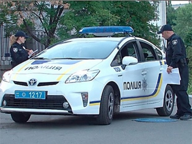 Поліцейські в Хмельницькому врятували самогубцю в прямому ефірі (відео)