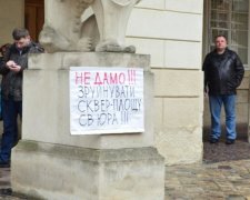 У Львові пікетують міську раду через сквер
