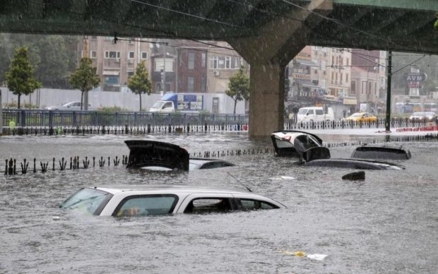 Водопад из машин: стихийное бедствие превратило Турцию в ад