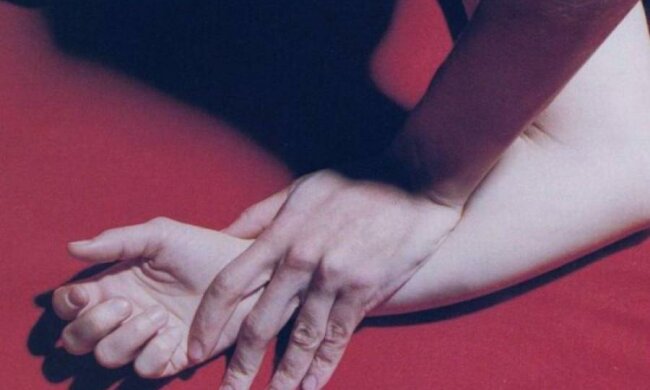 Позор Украины: два выродка издевались над ребенком, снимая это на видео