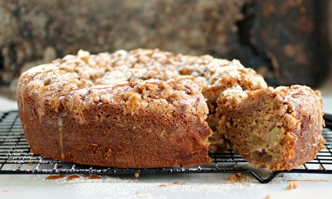 Новий рік 2019: незабутній рецепт яблучно-карамельного торту