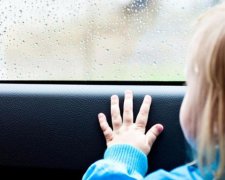 Матуся-підліток загнала дітей у пекельну пастку 