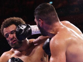 Филип Хргович и Мозес Итаума во время боя за титул IBF в Лондоне