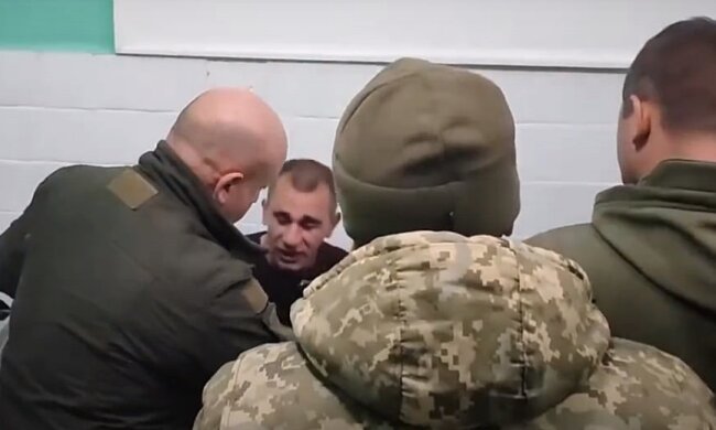 Призывника силой везут в военкомат, кадр из видео