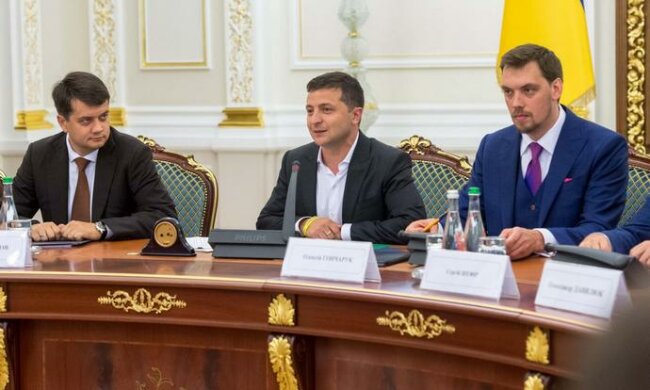 Дубілет взявся перерахувати зарплати Зеленського, Разумкова, Гончарука - що з цього вийшло