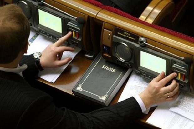Депутат розповів, чому чиновники займаються "кнопкодавством"