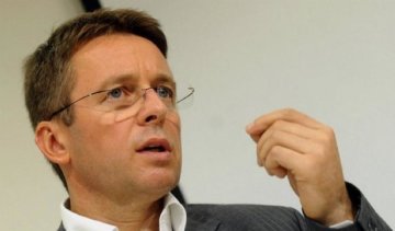 Миклош пообещал срезать пенсии украинцам