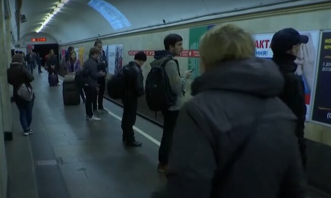 Кияни рвонули у відчинене метро і "провалили" план Кличка - без рукавичок, дистанції і з температурою